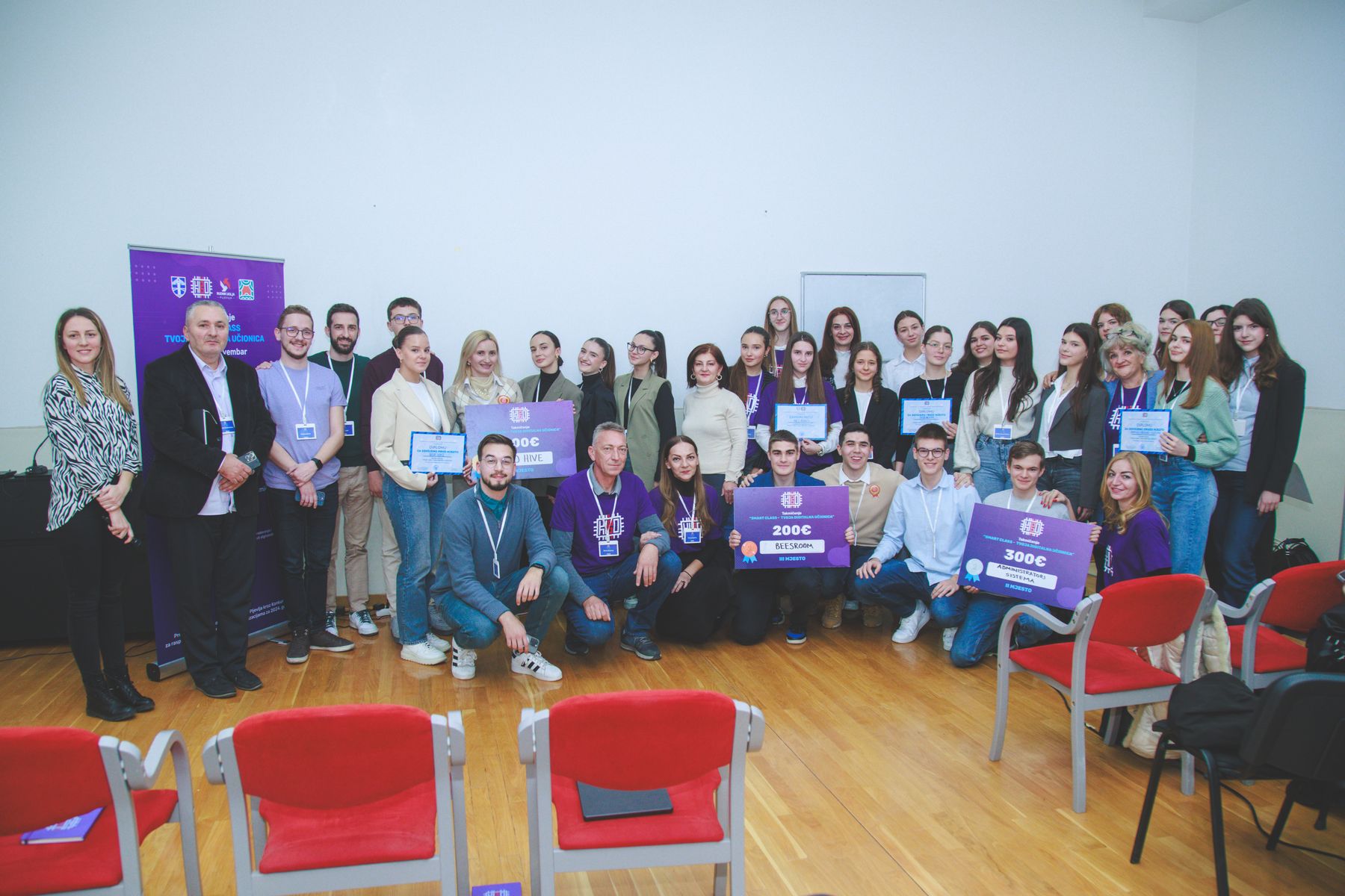 Zajednička fotografija učesnika, mentora i organizatora takmičenja