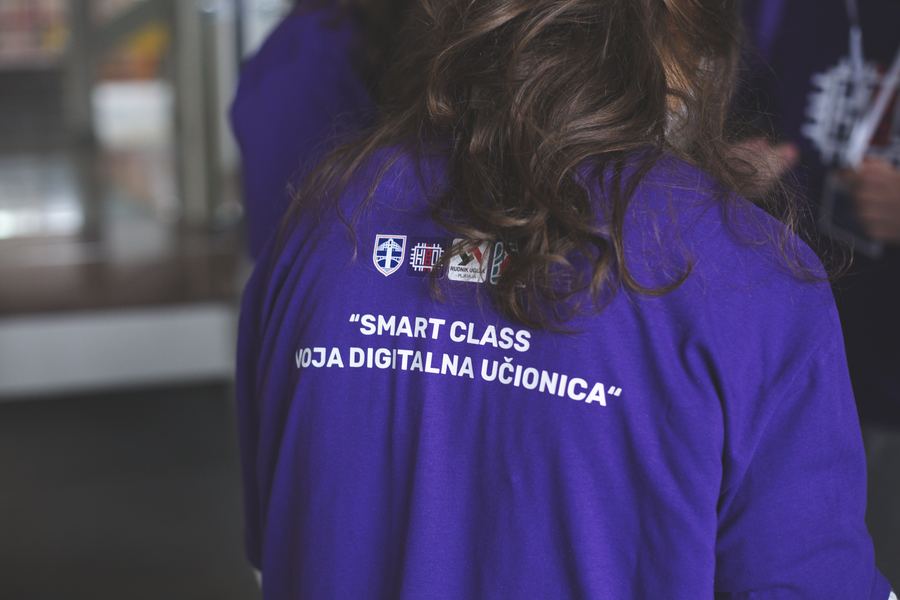 Majica sa natpisom Smart Class